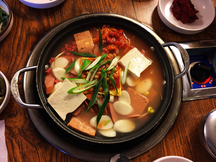 Lecker, scharf und vielfältig Essen in Seoul - Sausage Stew