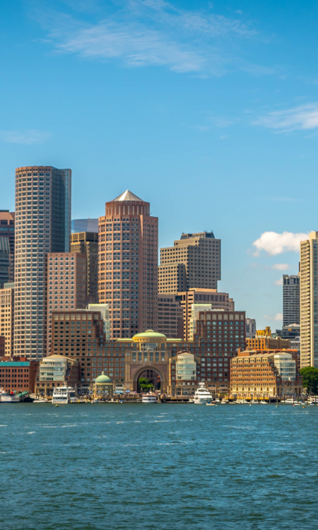 Skyline von Boston mit Hochhäusern am Hafen bei klarem Himmel