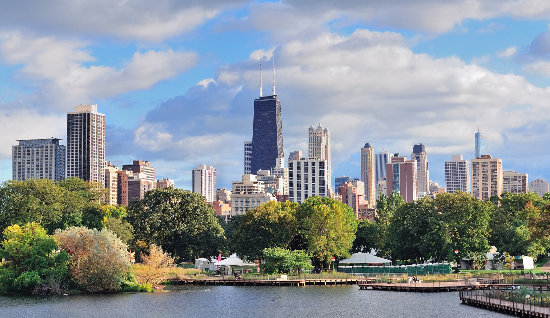 Blick auf die Skyline von Chicago mit Wolkenkratzern und grüner Parklandschaft im Vordergrund
