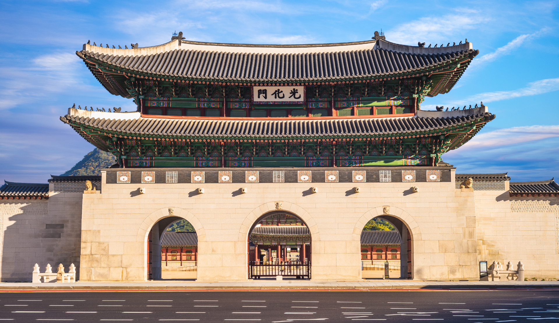 Frontansicht des Gwanghwamun-Tors in Seoul, dem Haupttor des Gyeongbokgung-Palastes, mit der koreanischen Inschrift 光化門 auf dem Tor