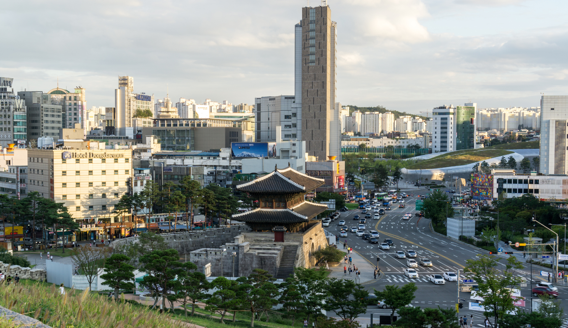 Aufnahme des Heunginjimun, dem historischen Dongdaemun-Tor in Seoul, umgeben von einer belebten Kreuzung und der modernen Stadtkulisse