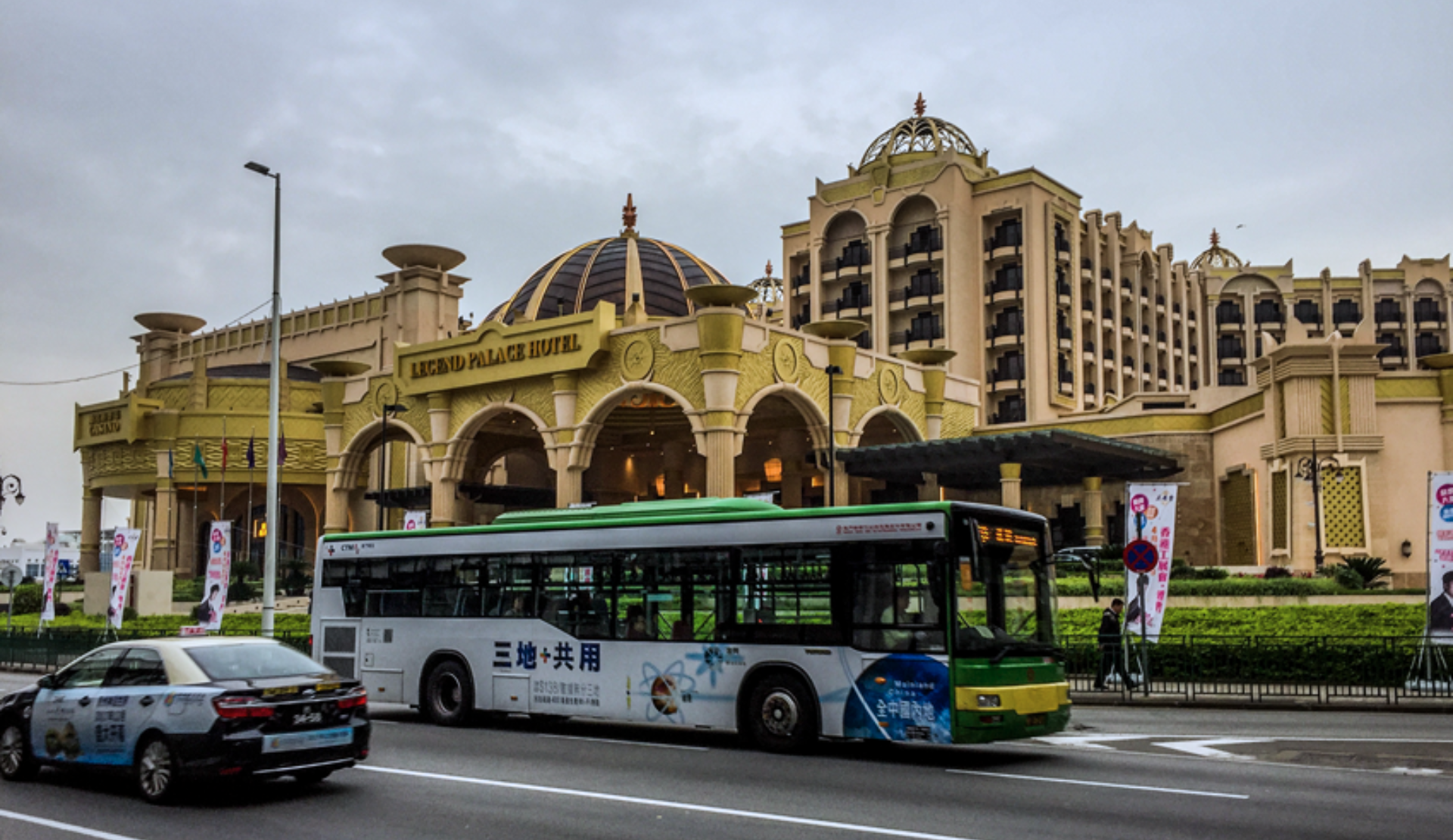 Casino Hotel in Macau mit prunkvoller Fassade und belebter Straße