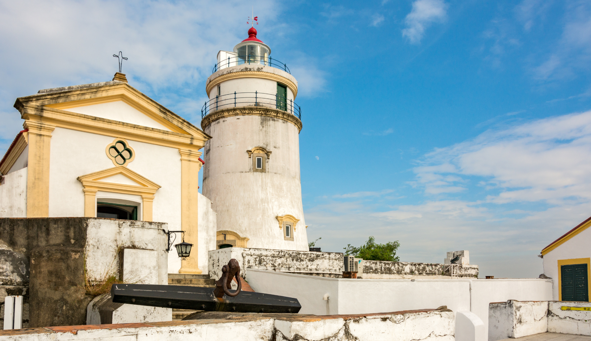 Guia Fortress in Macau mit Leuchtturm und Kapelle auf dem höchsten Punkt der Halbinsel