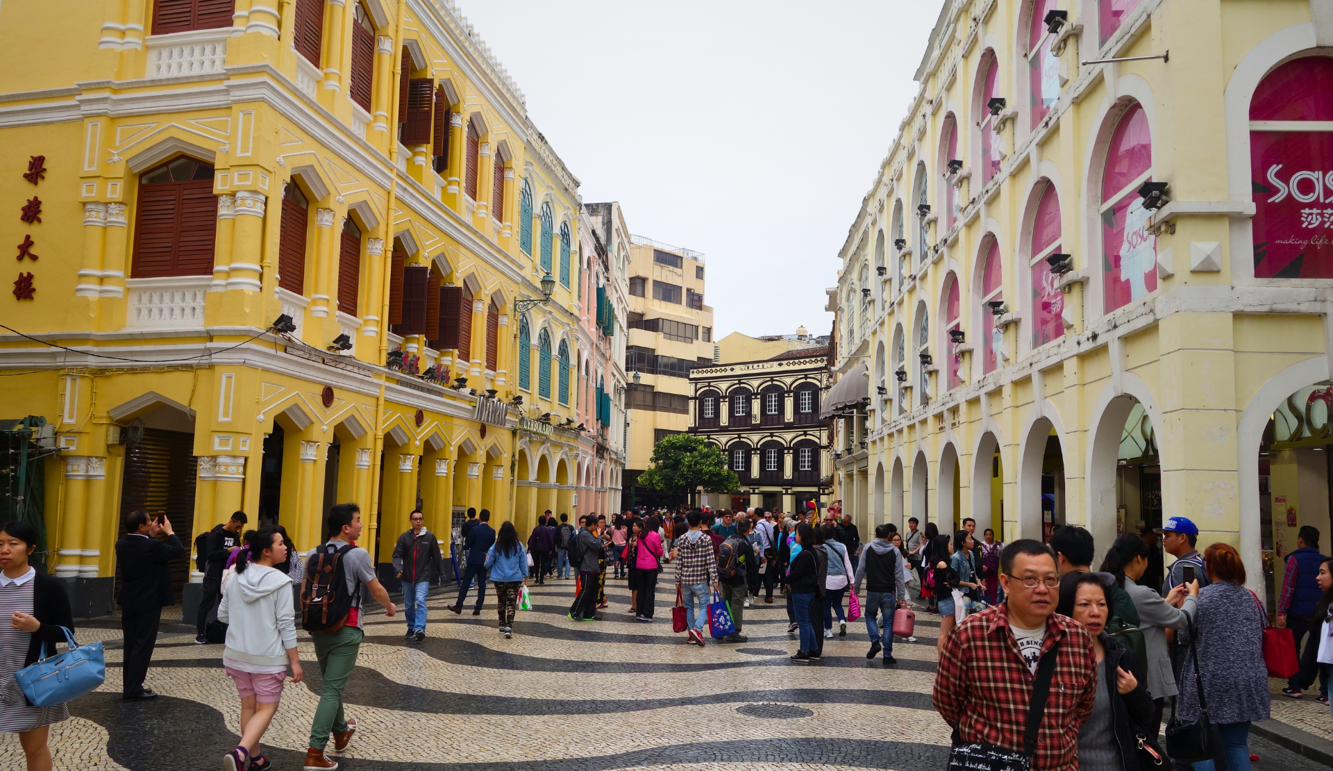 Largo do Senado in Macau mit bunten Kolonialbauten und dem typischen Wellenpflaster