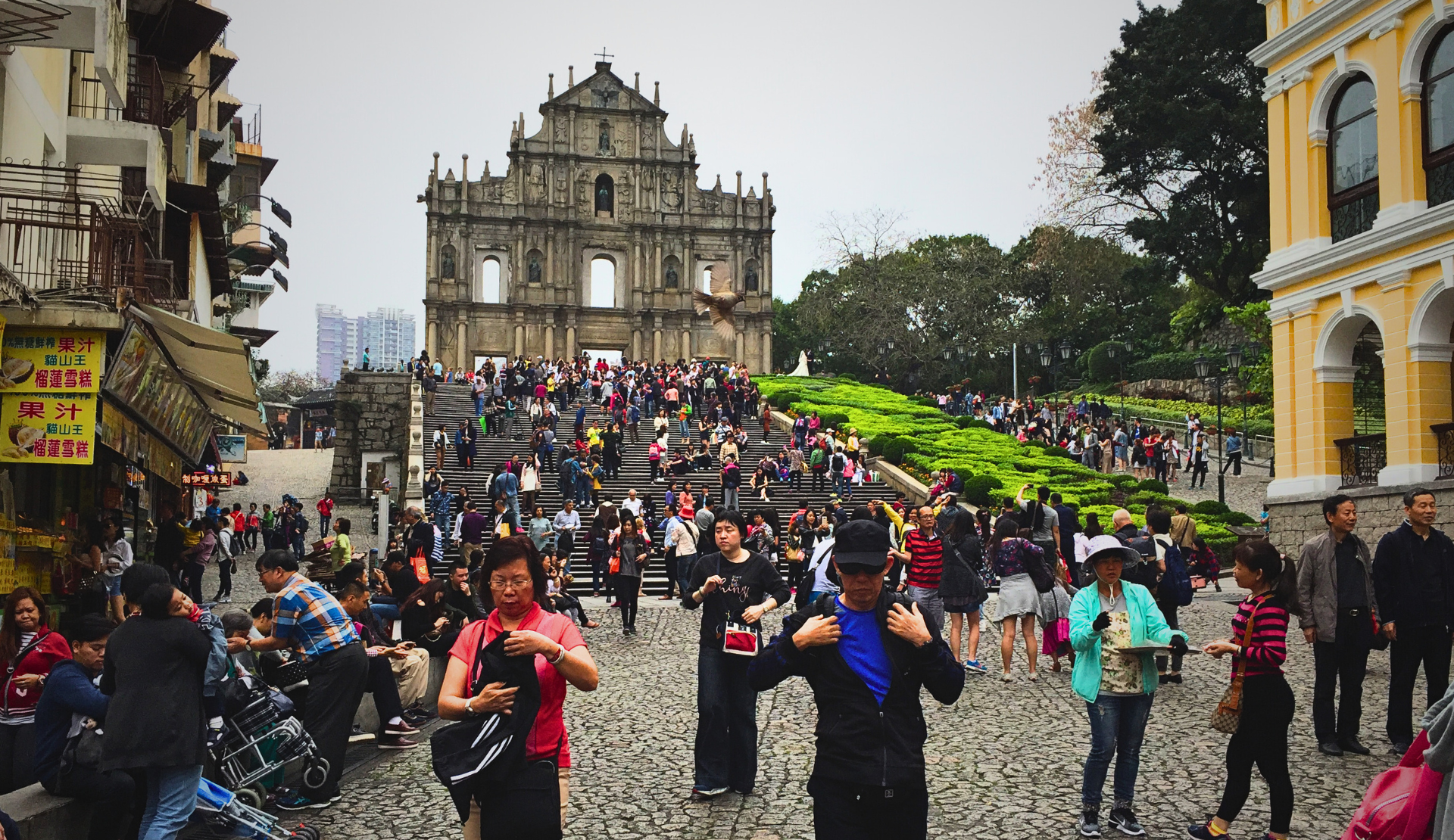 Blick auf die Ruinas de São Paulo in Macau mit Besuchern auf der Steintreppe