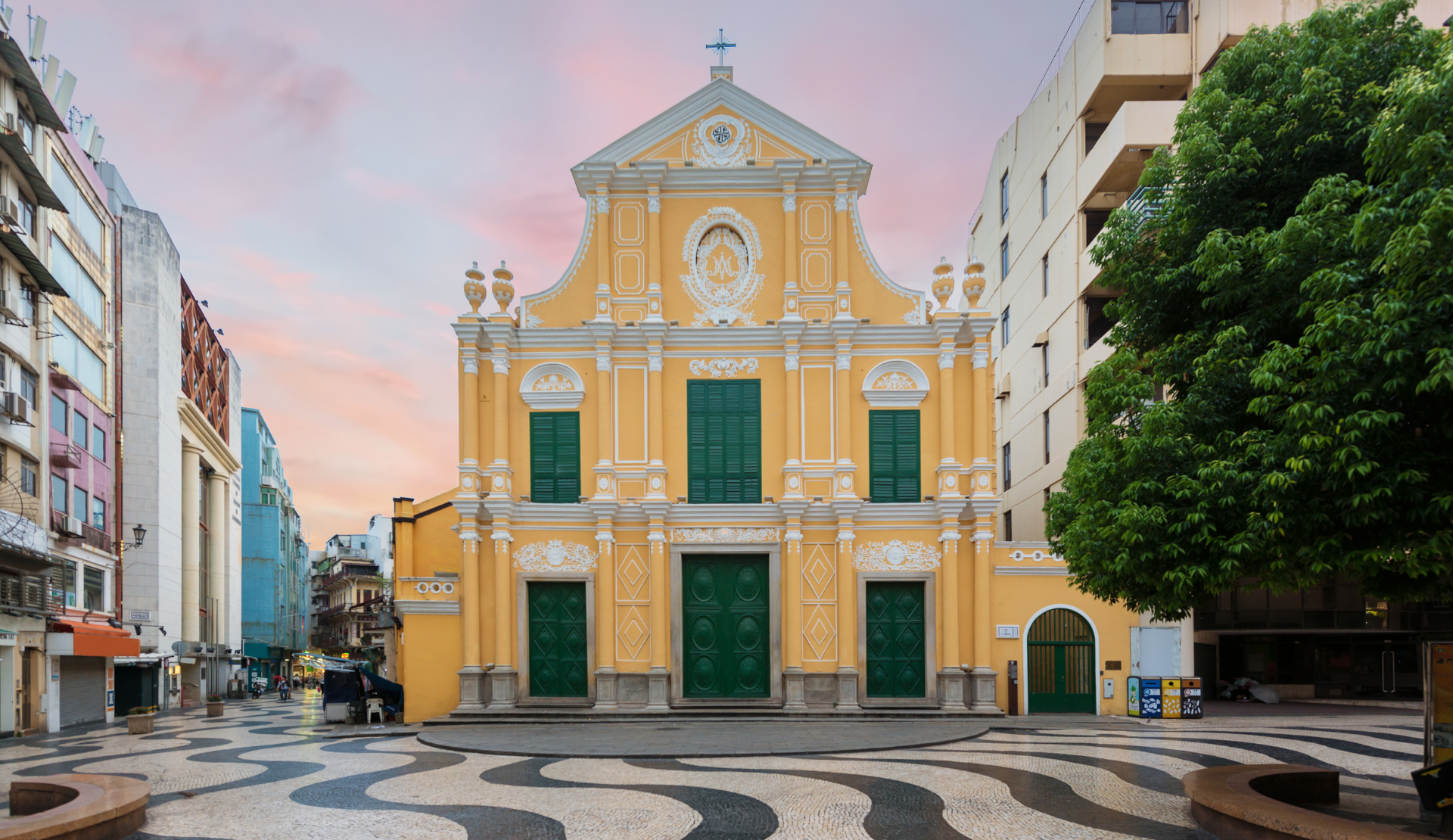 São Domingos Kirche am Largo do Senado in Macau mit gelber Barockfassade