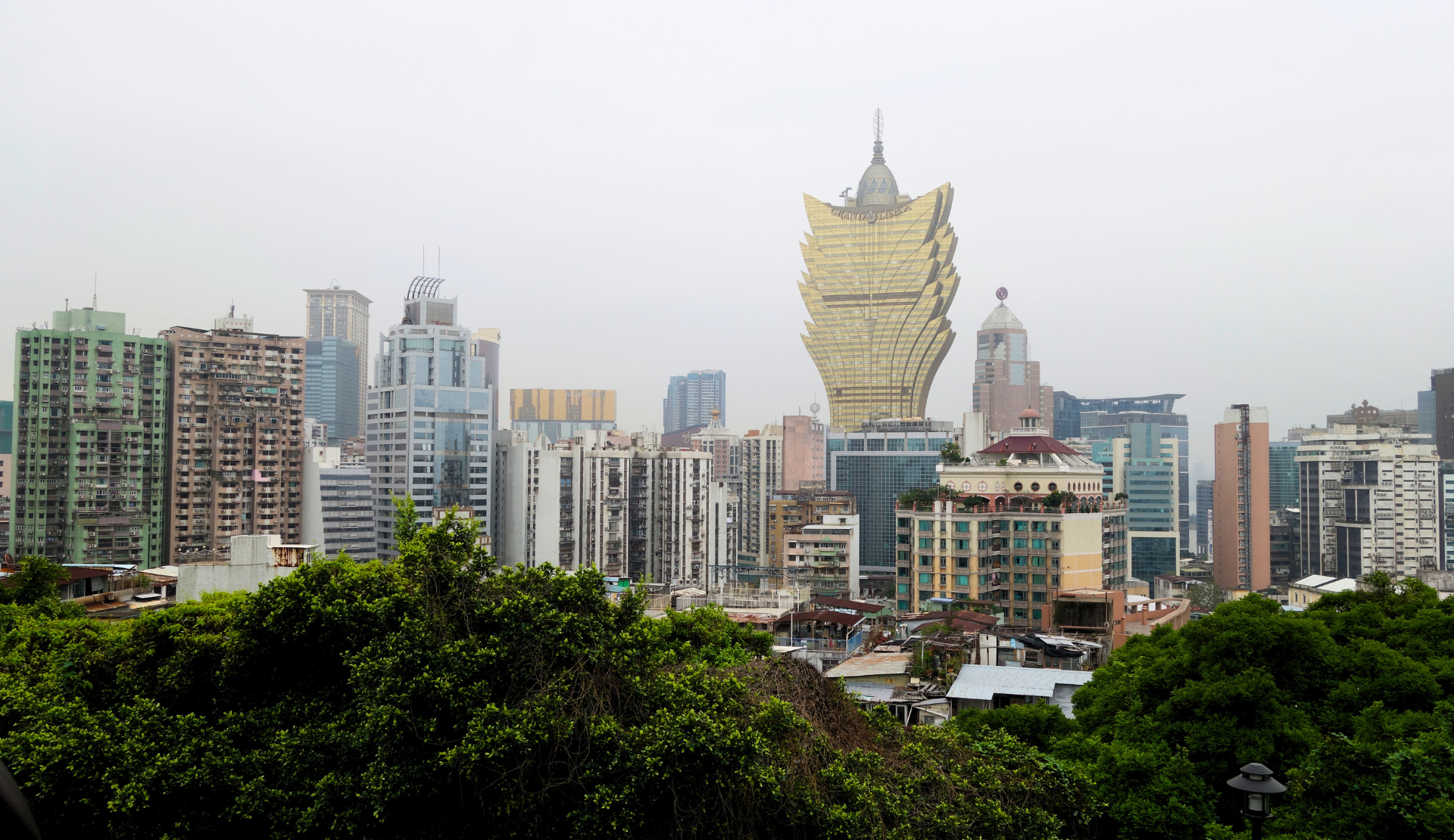 Blick von der Fortaleza do Monte über die Skyline von Macau mit dem Grand Lisboa Casino
