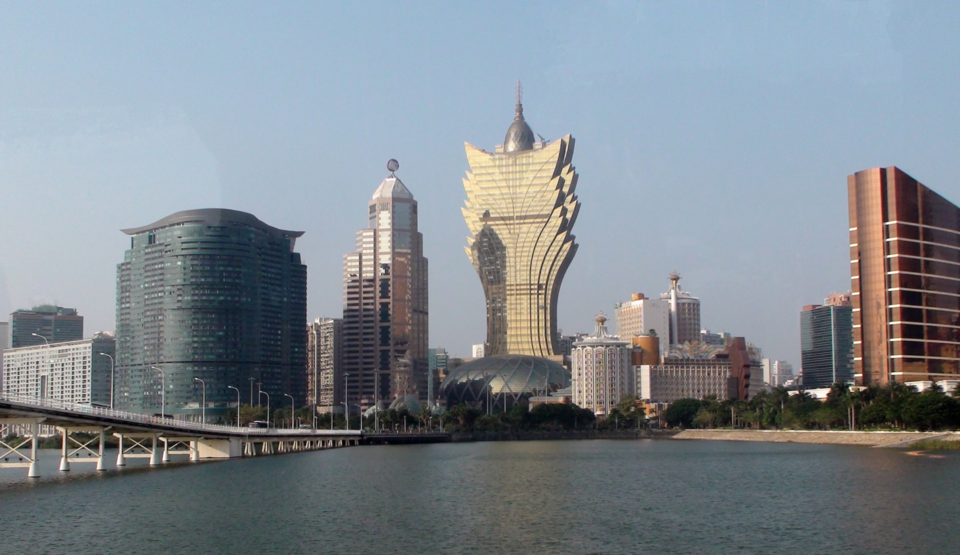 Macau Skyline mit dem Grand Lisboa Casino und modernen Hochhäusern am Wasser