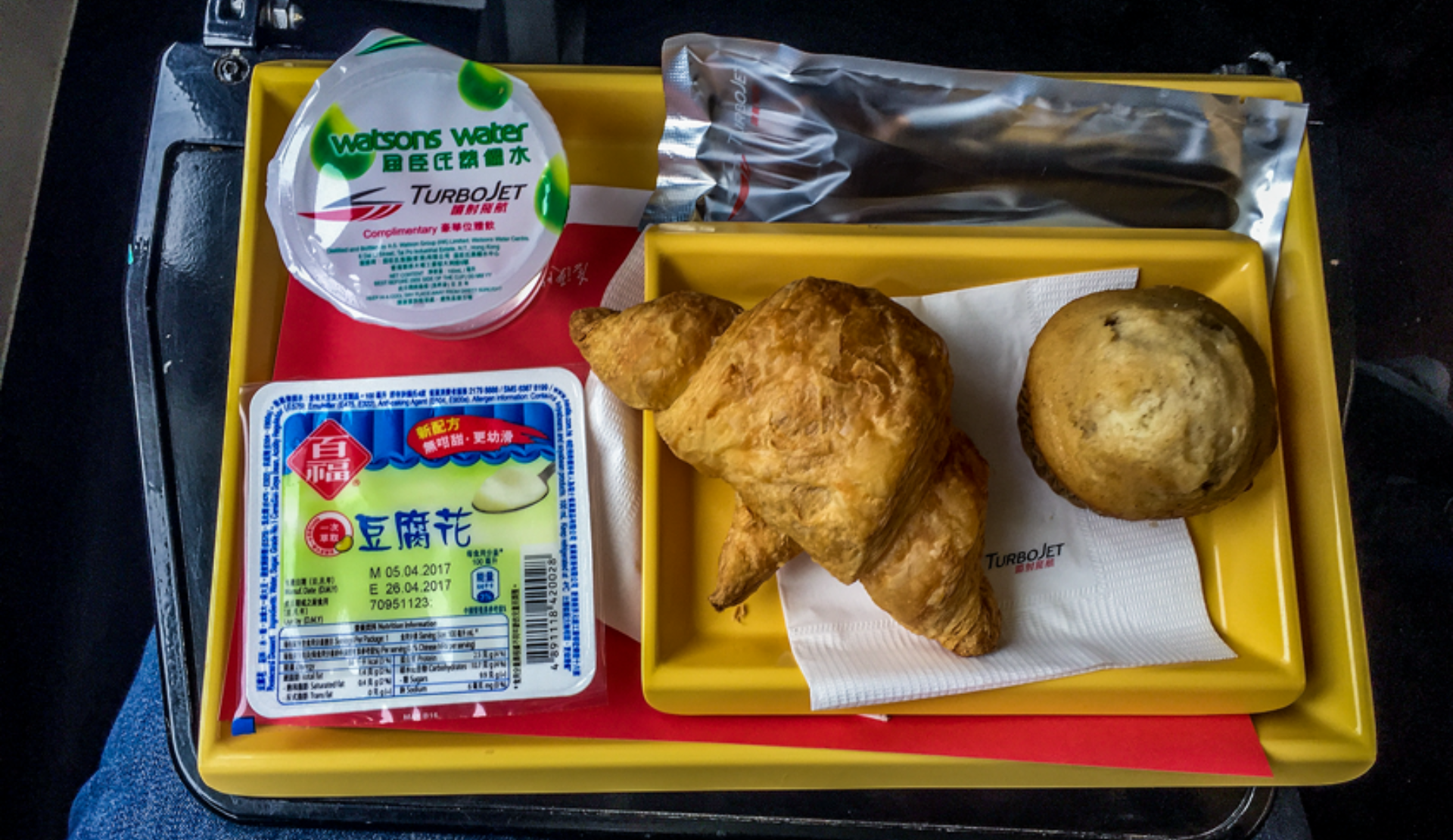 Snack-Tablett der TurboJet Fähre Super Class mit Croissant, Muffin und Tofu-Pudding