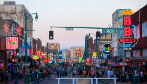 Roadtrip USA: Beale Street in Memphis mit Neonlichtern und Blues-Clubs