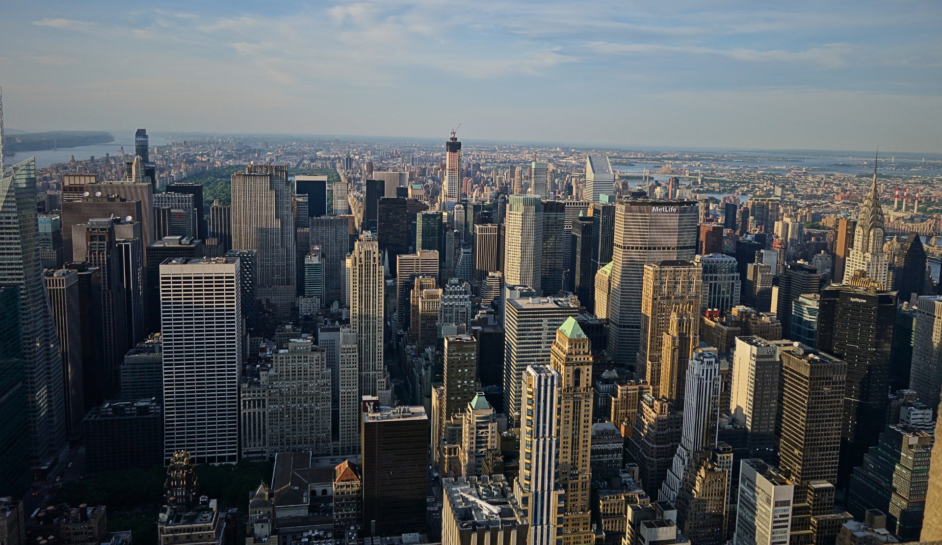 Luftaufnahme der Skyline von Manhattan mit Hochhäusern und Wolkenkratzern in New York City