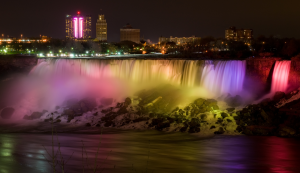 Niagarafälle bei Nacht mit bunter LED-Beleuchtung