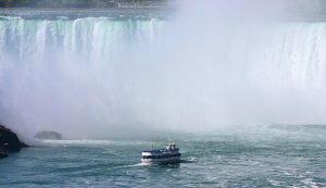 Boot fährt vor den Horseshoe Falls der Niagarafälle in Kanada