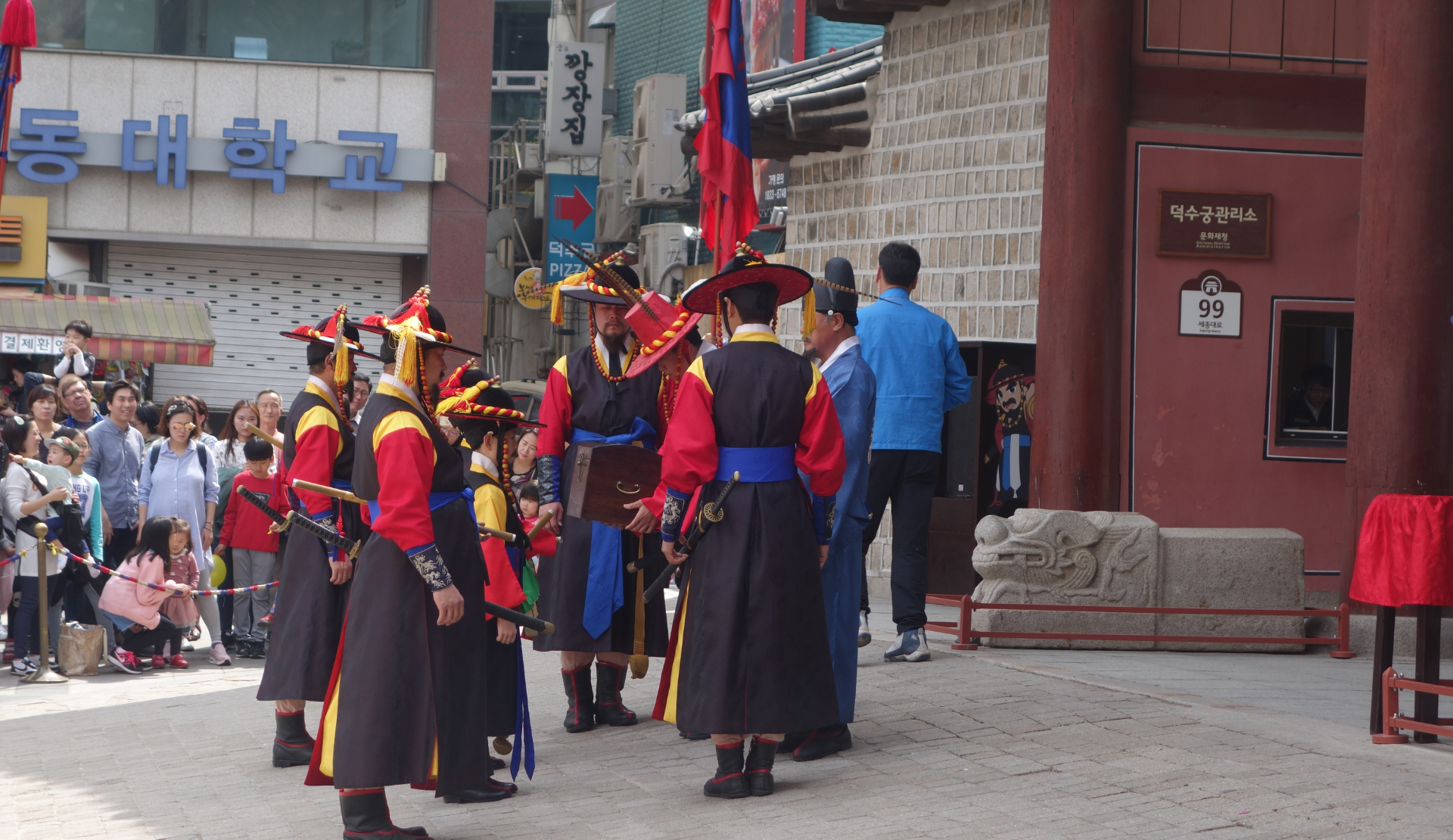 Wachen in farbenfrohen historischen Uniformen bei der königlichen Wachablösung vor dem Deoksugung-Palast in Seoul