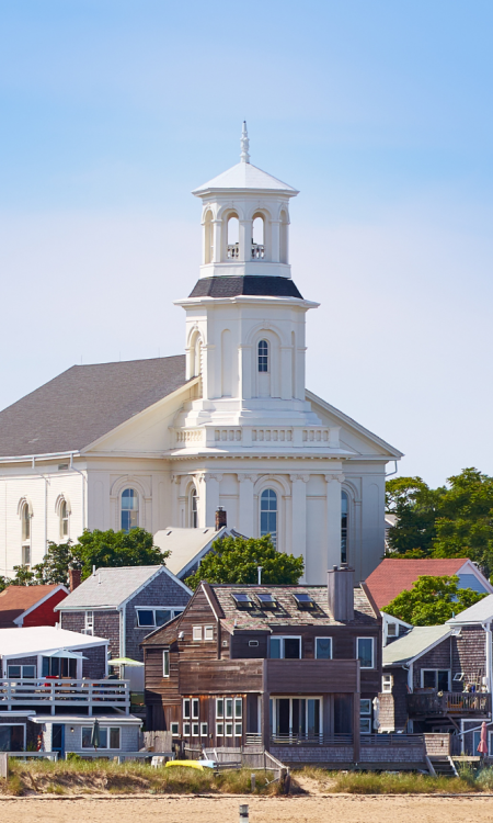 Blick auf Provincetown in Cape Cod mit Hafenhäusern und dem Town Hall Gebäude im Hintergrund