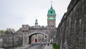 Porte Kent in Quebec City. Historisches Stadttor mit Stadtmauer und grünem Turm