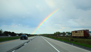 Regenbogen über dem Highway bei der Fahrt von Toronto nach Quebec City