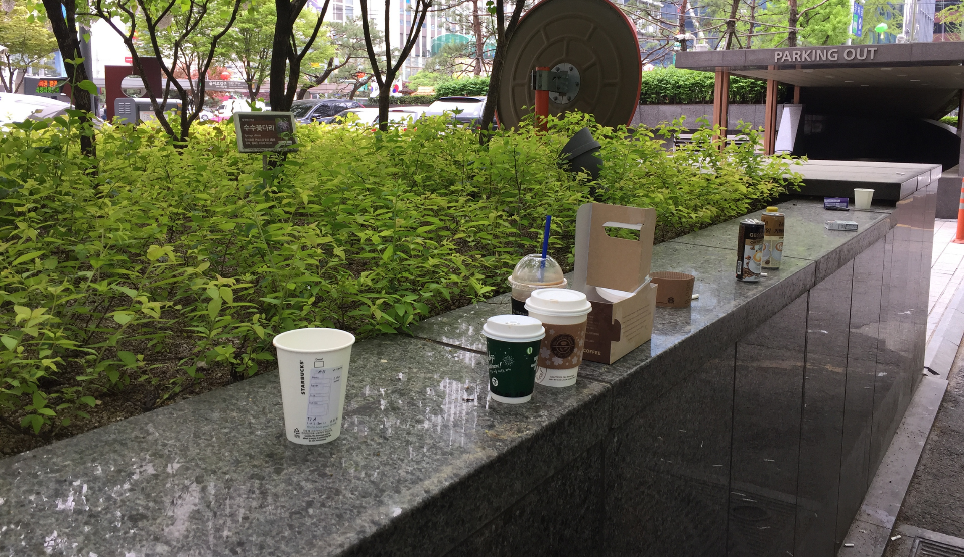 Stehen gelassene Kaffeebecher auf einer Mauer in Seoul