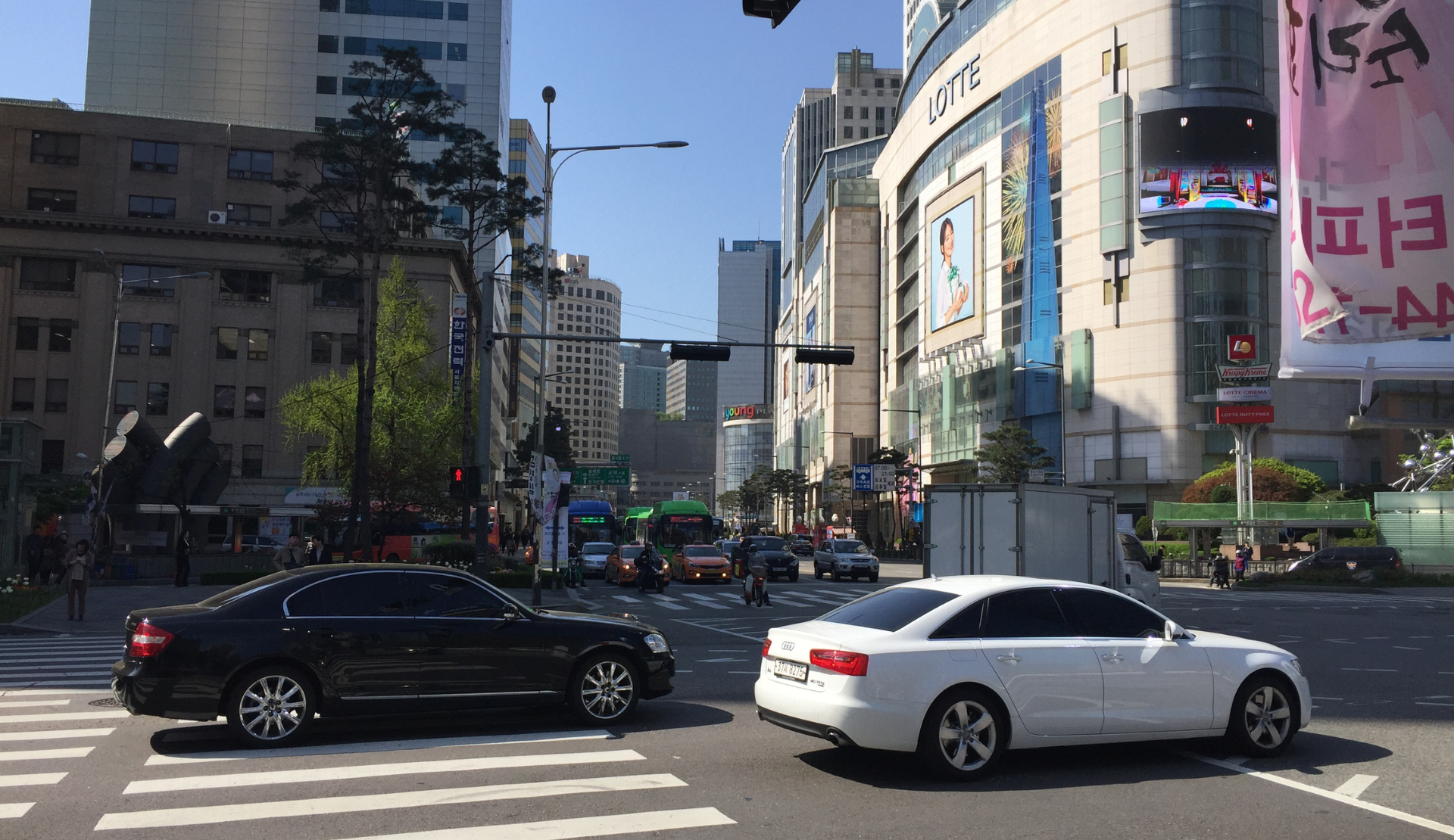 Belebte Kreuzung mit Ampeln und Zebrastreifen in Seoul