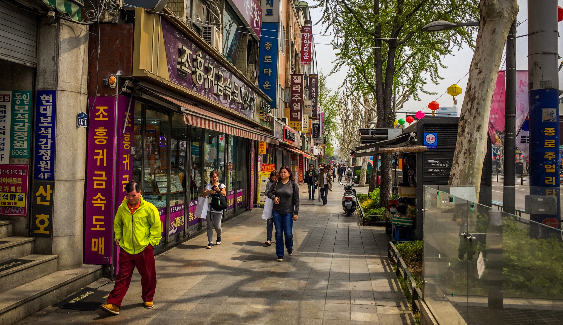 Belebte Seitengasse in Seoul mit koreanischen Neonreklamen und Geschäften