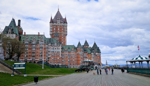 errasse Dufferin in Quebec City mit Blick auf das Château Frontenac und den Sankt-Lorenz-Strom