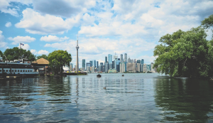 Blick von den Toronto Islands auf die Skyline von Toronto mit CN Tower und Wasser im Vordergrund