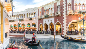 Gondeln auf dem Wasser im Venetian Hotel in Las Vegas