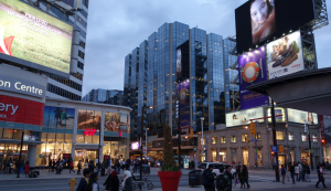Yonge-Dundas Square in Toronto mit leuchtenden Reklametafeln am Abend
