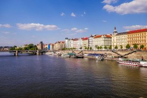Plätze in Prag an der Moldau entlang zur Karlsbrücke