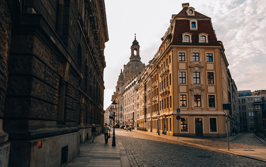 Dresden-Altstadt-mit-Blick-auf-die-Frauenkirche