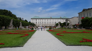 Salzburg Mirabellgarten mit Schloss Mirabell