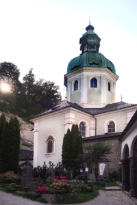 Salzburg Petersfriedhof mit Stiftskirche Sankt Peter