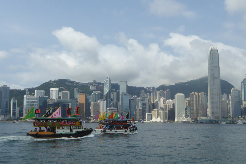 Hongkong, Skyline mit Boot