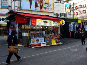 Lecker, scharf und vielfältig Essen in Seoul - Straßenstand