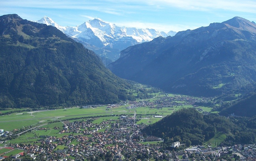 Berner-Oberland-Schweiz-Blick-auf-Interlaken