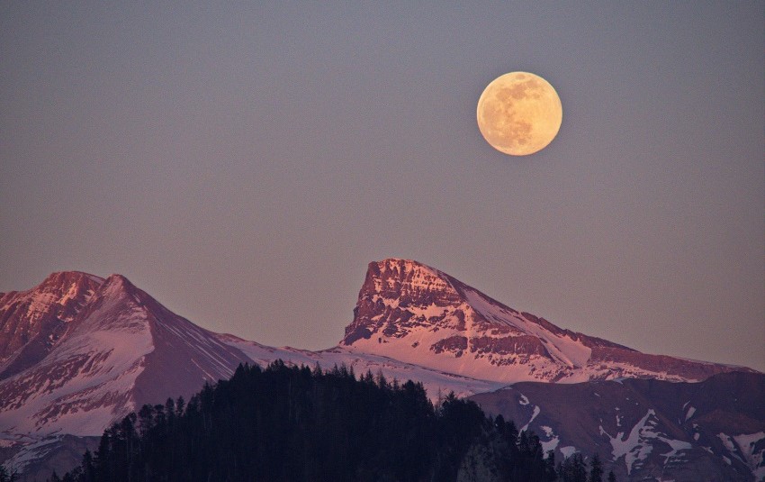 Die Berger im Berner Oberland in der Schweiz Mondaufgang am Schwarzhorn 