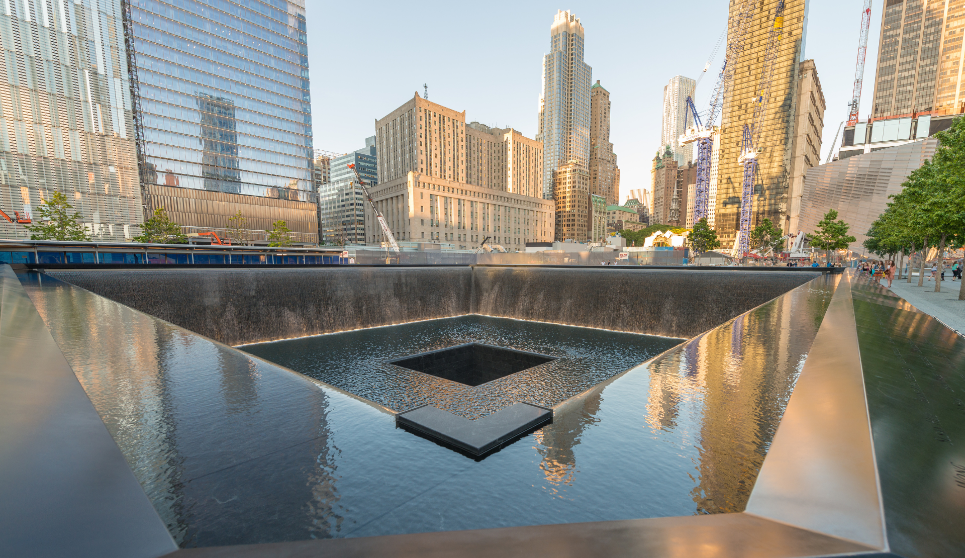 9/11 Memorial mit Wasserbecken und Gedenkstätte in New York City