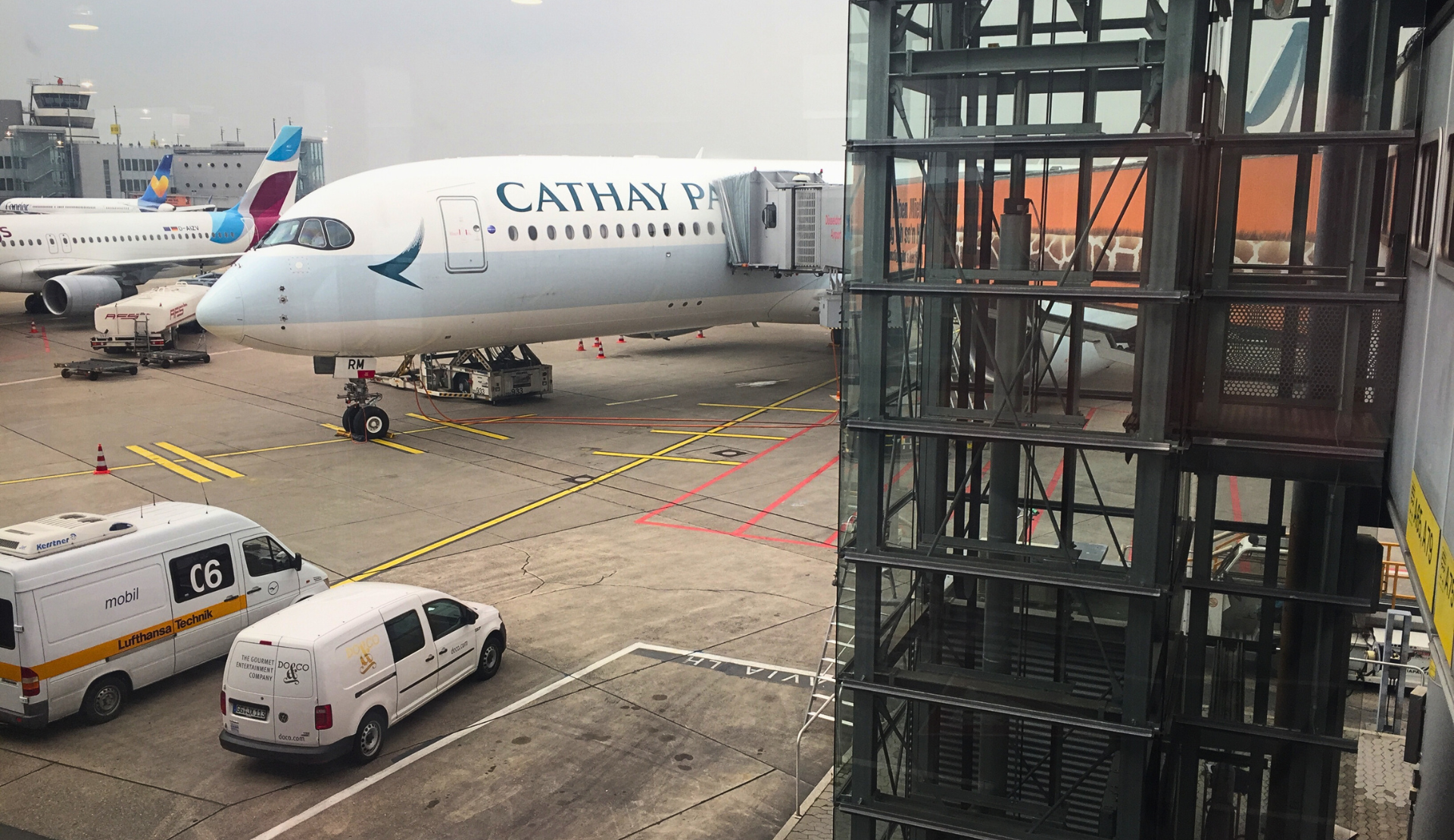 Cathay Pacific Airbus A350 am Gate bereit für Direktflug nach Hongkong