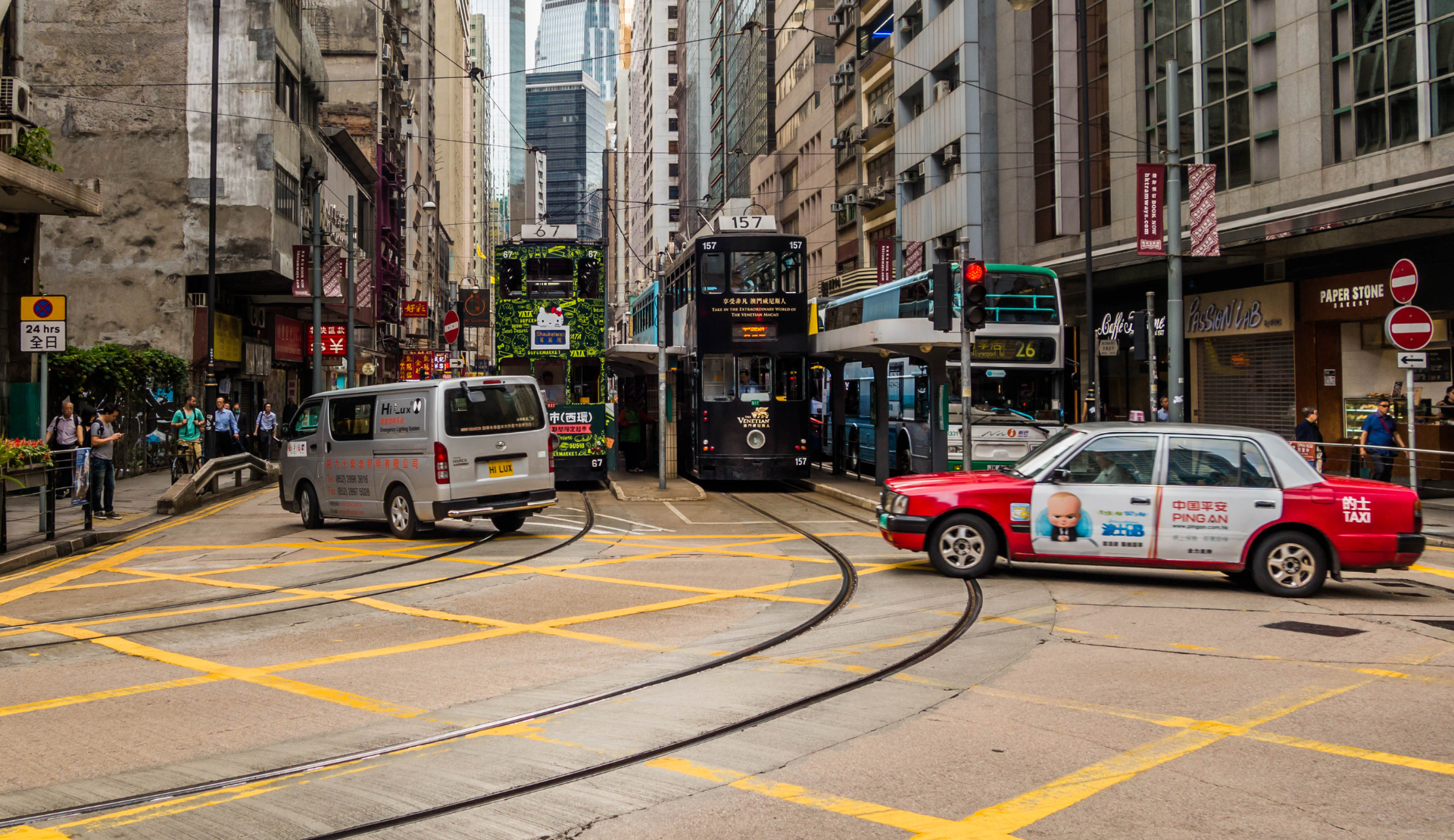 Hongkong Straßenszene mit Ding Ding Straßenbahn und roten Taxis