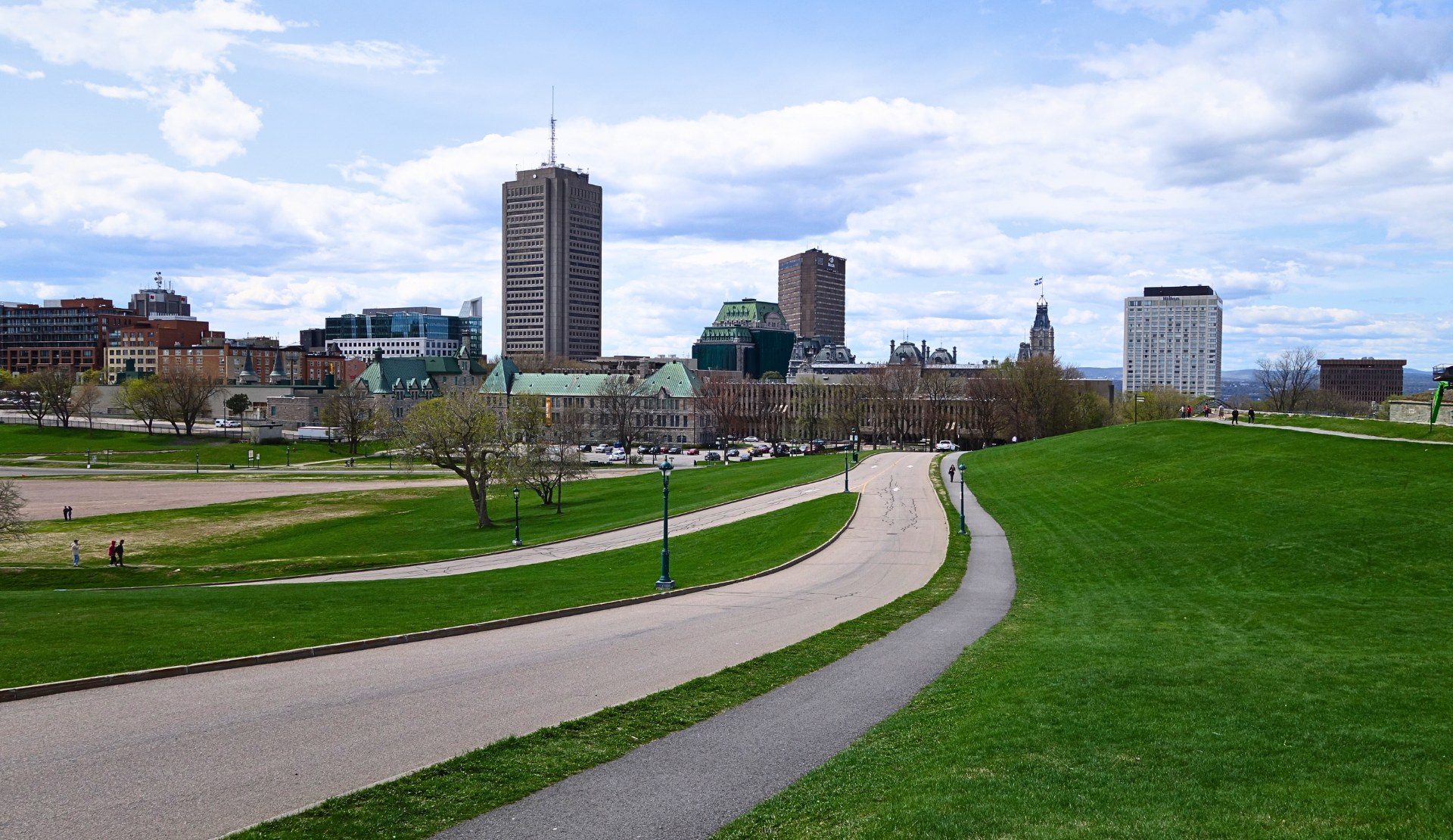 Grünflächen und Wege der Abraham-Ebene mit Blick auf Quebec City