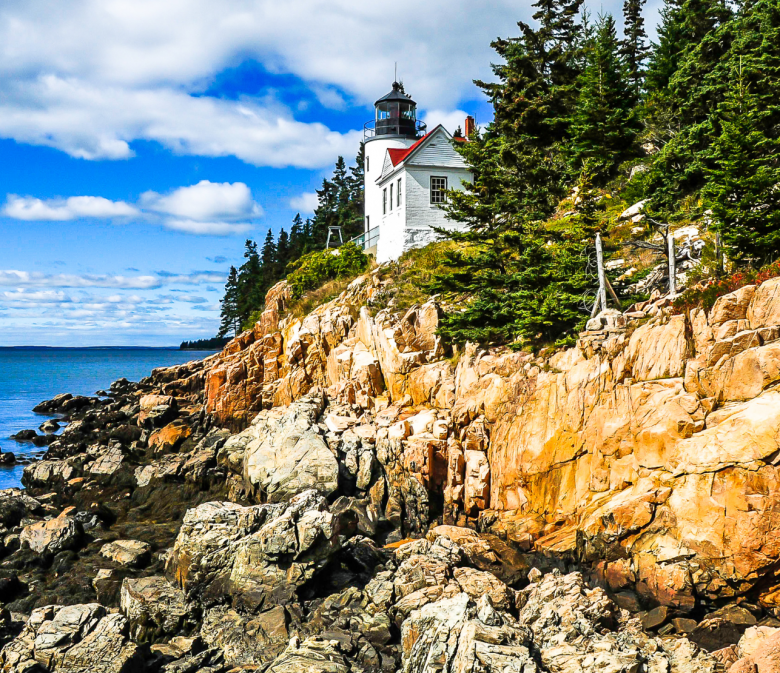Leuchtturm Bass Harbor Head Light auf felsiger Küste im Acadia Nationalpark in Maine