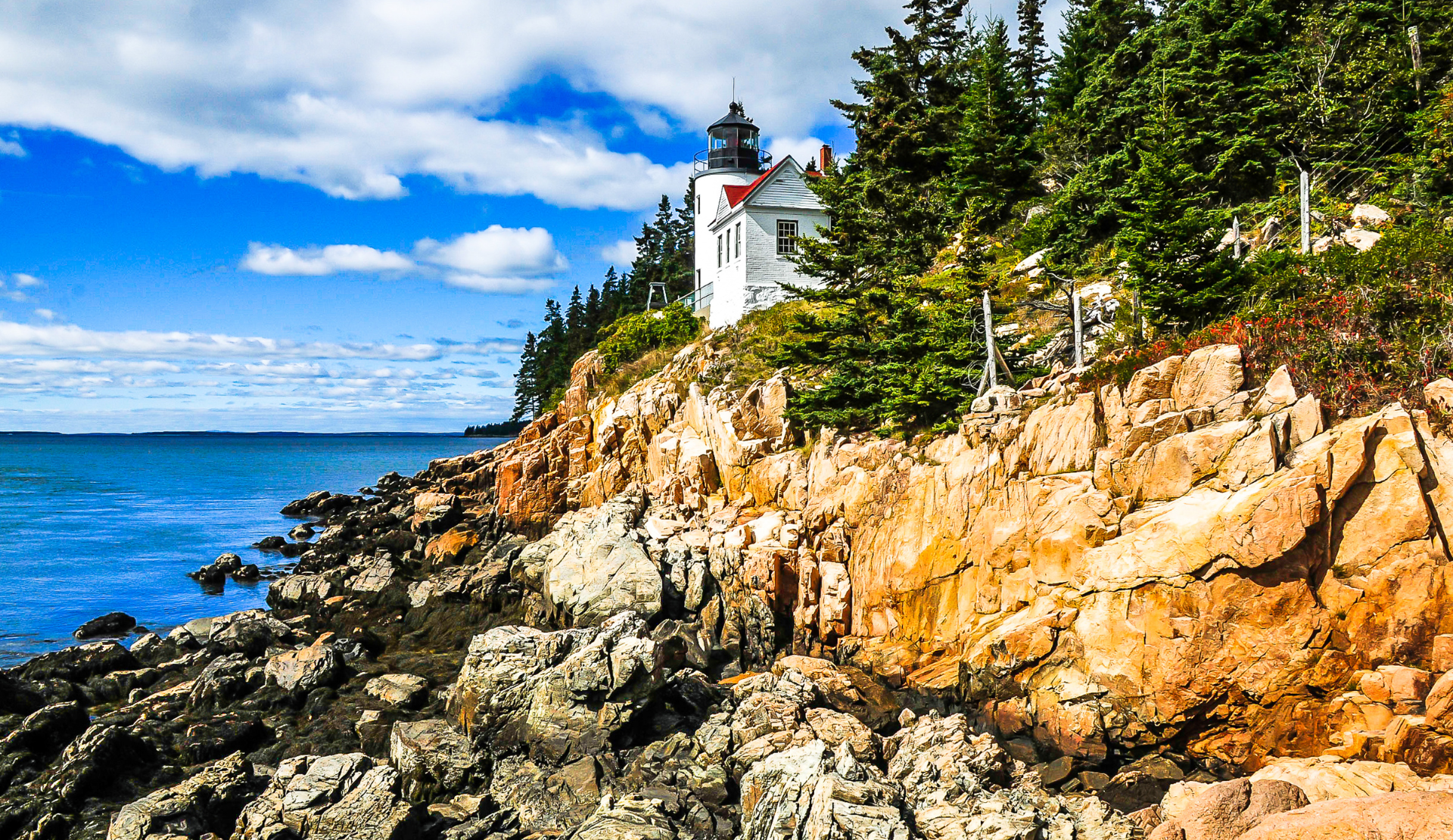 Leuchtturm Bass Harbor Head Light auf felsiger Küste im Acadia Nationalpark in Maine
