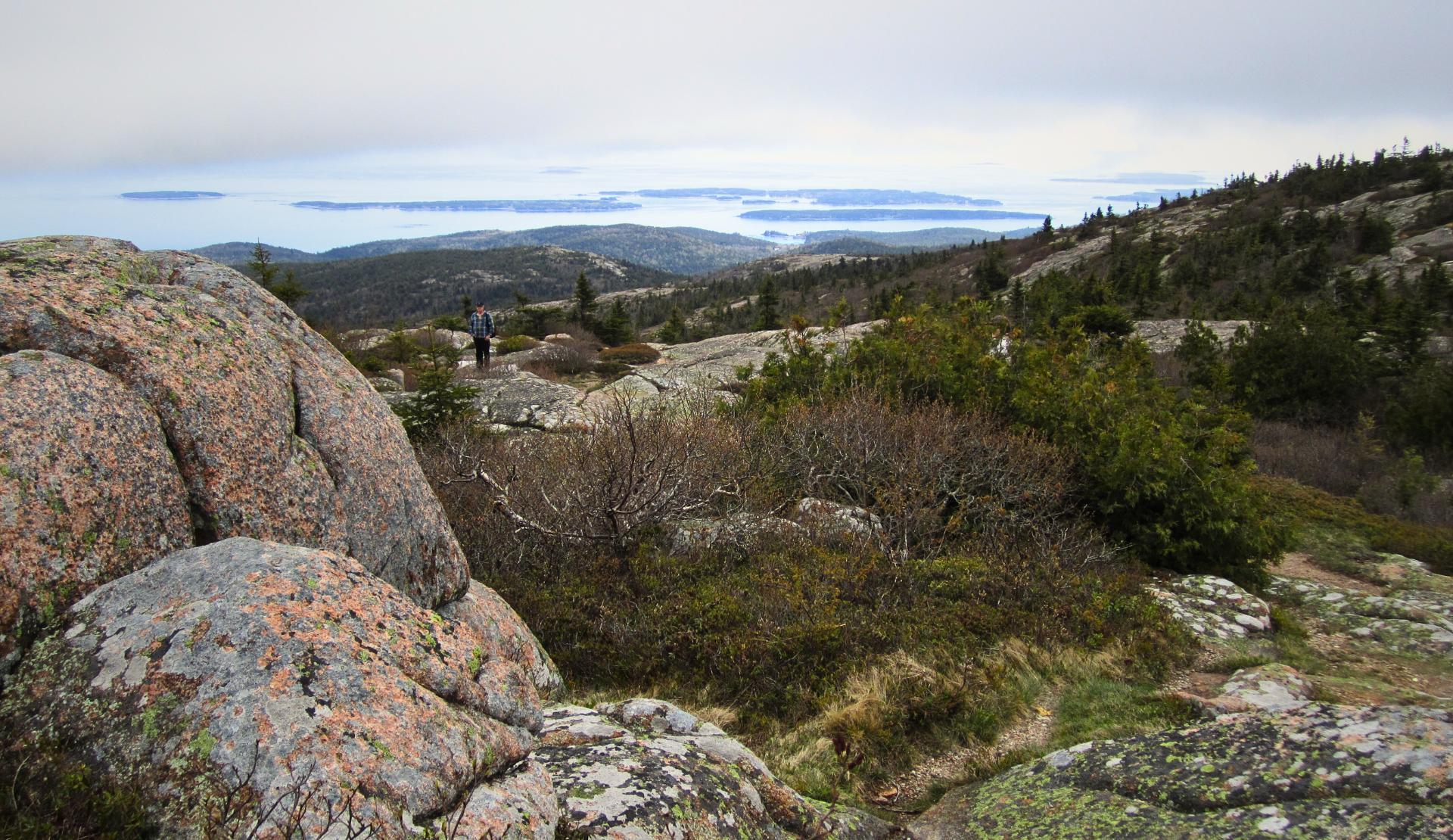 Aussicht vom Cadillac Mountain mit Granitfelsen, Wanderweg und Blick auf die Küste von Maine