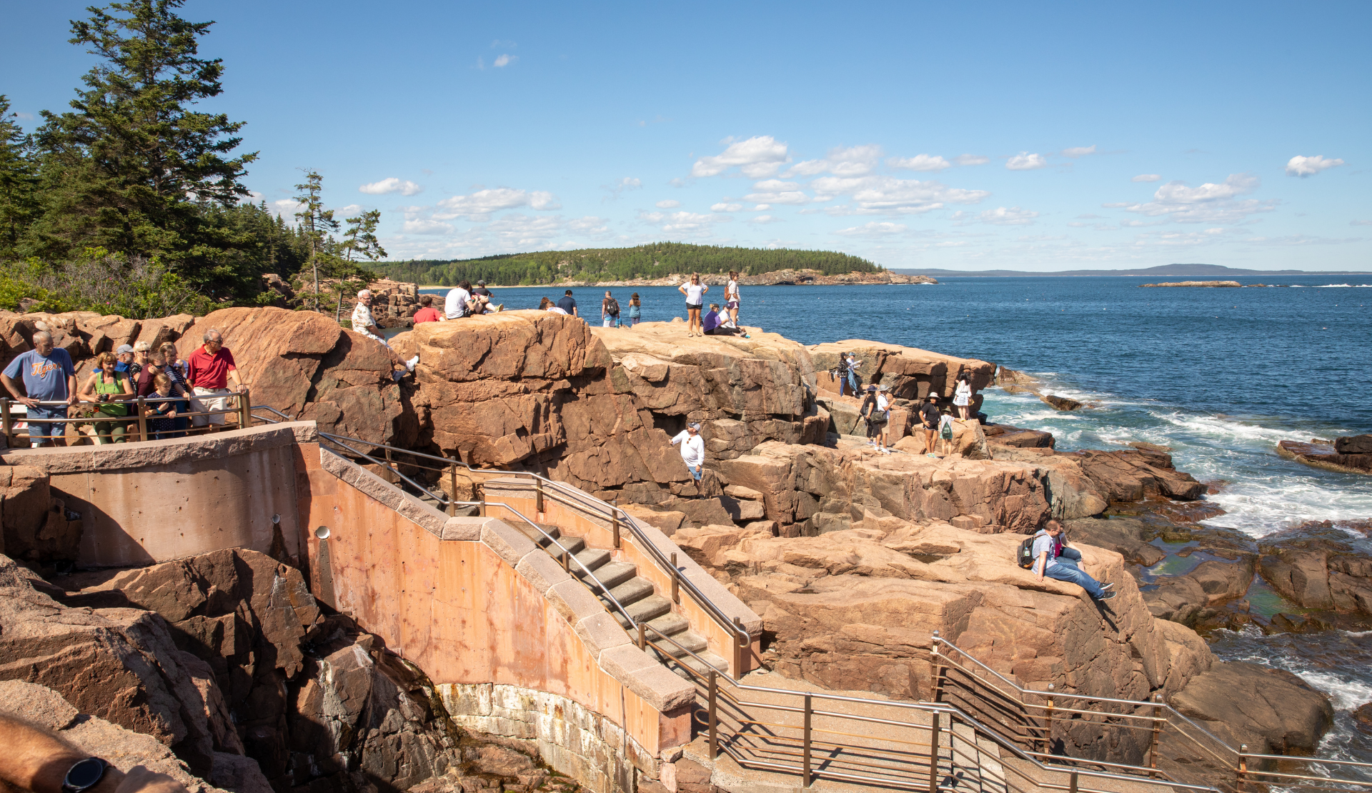 Besucher an der felsigen Küste am Thunder Hole im Acadia Nationalpark mit Blick auf den Atlantik