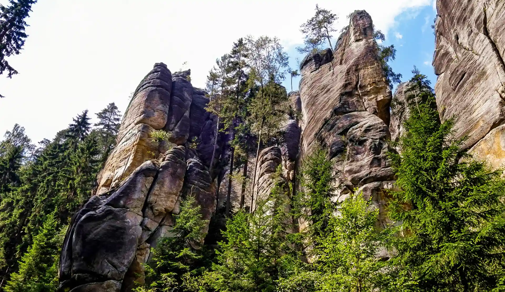 Hohe Sandsteintürme in der Adersbacher Felsenstadt im Braunauer Bergland in Tschechien