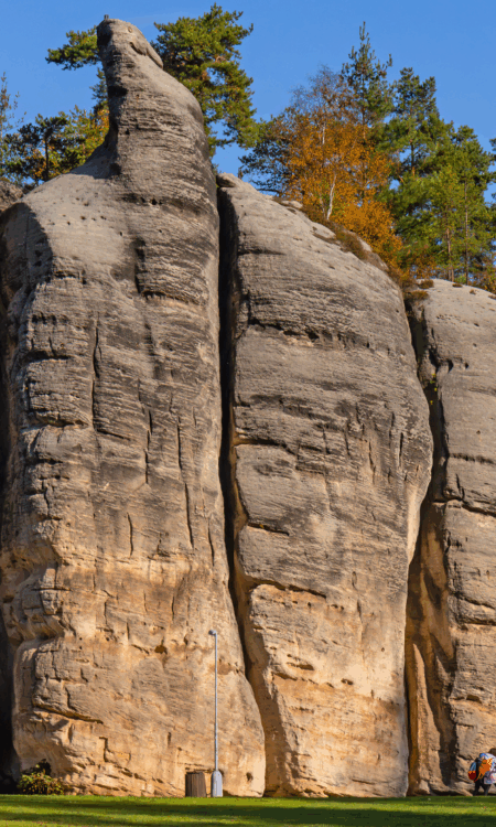Hohe Sandsteinfelsen der Felsenstadt Adršpach in Tschechien