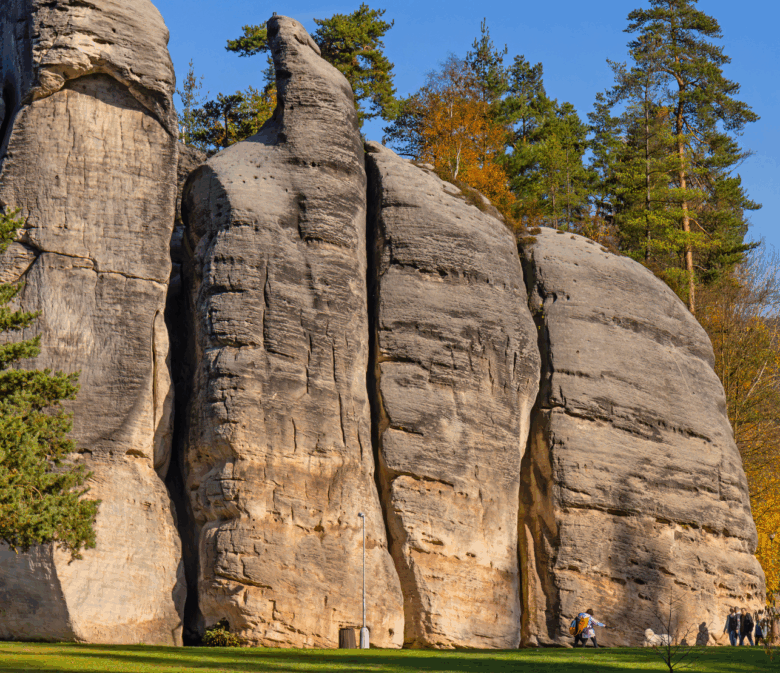 Hohe Sandsteinfelsen der Felsenstadt Adršpach in Tschechien