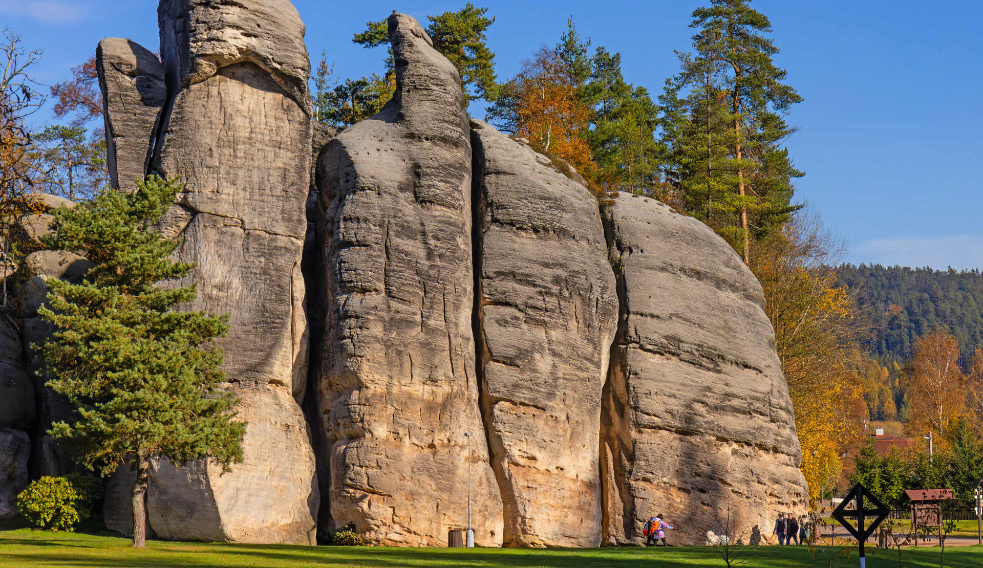 Hohe Sandsteinfelsen der Felsenstadt Adršpach in Tschechien