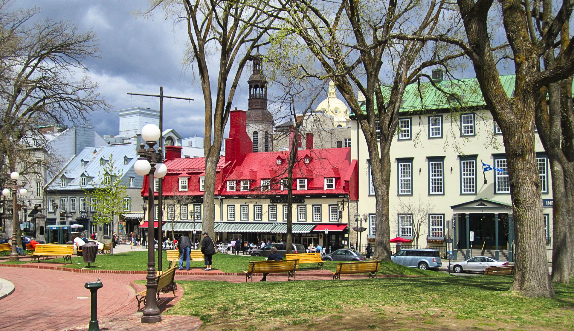 Historische Gebäude mit bunten Dächern und Bäumen in Quebec City