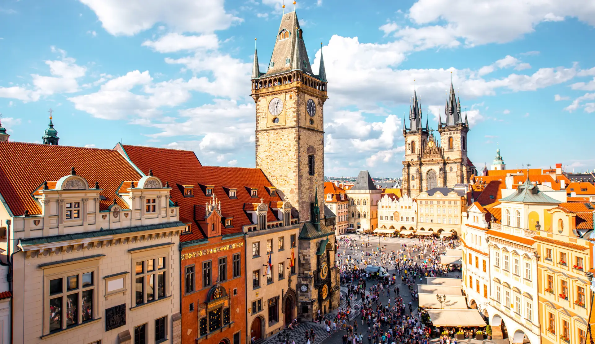 Blick auf den Altstädter Ring in Prag mit dem Rathausturm, der astronomischen Uhr und der Týnkirche
